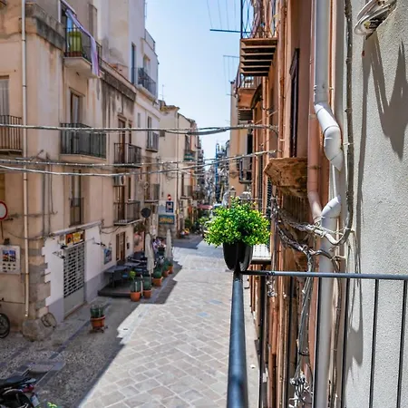 Incao Candeloro House